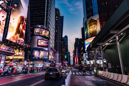 Foto de Nueva York, Estados Unidos - 11 de junio de 2023: Times Square de Midtown Manhattan en el centro de Nueva York. calle ny city con valla publicitaria. calle Broadway de nyc. veces cuadrado por la noche. - Imagen libre de derechos