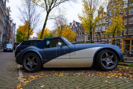 Foto de Ámsterdam, Países Bajos - 15 de noviembre de 2021: Wiesmann GT MF5 roadster vintage convertible classic sport car aparcado en otoño, vista lateral. - Imagen libre de derechos