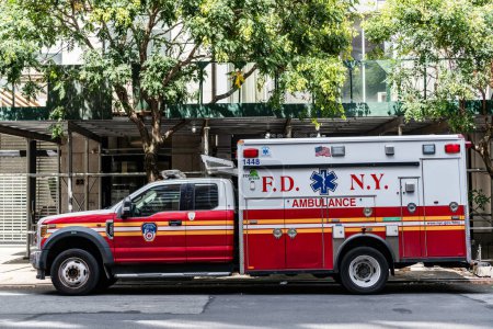 Foto de Ciudad de Nueva York, Estados Unidos - 05 de agosto de 2023: Departamento de Bomberos de FDNY Ambulancia de Nueva York, estacionamiento, vista lateral del conductor. - Imagen libre de derechos