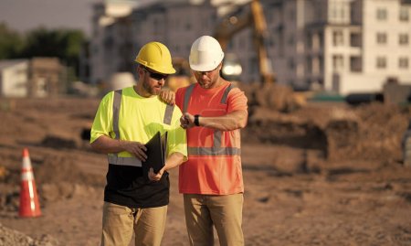 Capataz de la construcción e ingeniero civil en el horario de verificación de trabajo.