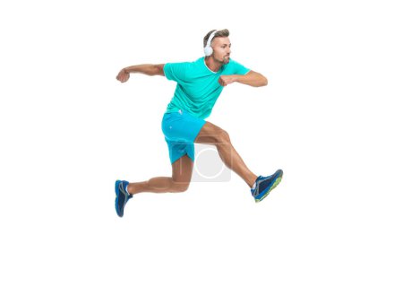 Téléchargez les photos : Homme athlétique énergique sportif coureur sportif coureur et joggig en vêtements de sport a l'endurance isolé sur fond blanc. - en image libre de droit