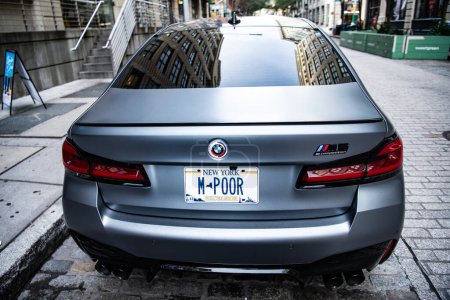 Foto de Ciudad de Nueva York, Estados Unidos - 15 de julio de 2023: BMW F90 M5 coche de color plata estacionado, vista trasera. - Imagen libre de derechos