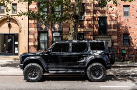 Foto de Nueva York, Estados Unidos - 05 de agosto de 2023: 2023 Ford Bronco Black Diamond SUV black car, vista lateral de los conductores, estacionado. - Imagen libre de derechos