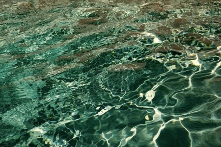 Foto de Bermudas turquesas desenfocadas fondo de agua con ondulaciones. fondo de agua ondulada turquesa desenfocado. foto de fondo de agua turquesa desenfocado. fondo de agua turquesa desenfocado. - Imagen libre de derechos