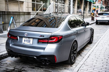 Foto de Ciudad de Nueva York, Estados Unidos - 15 de julio de 2023: BMW F90 M5 coche de color gris estacionado, vista trasera. - Imagen libre de derechos