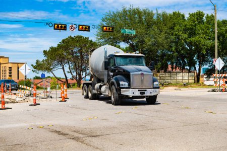 Téléchargez les photos : Dallas, États-Unis - 24 avril 2023 : Tiseo Paving company Kenworth concrete mixer truck front view. - en image libre de droit