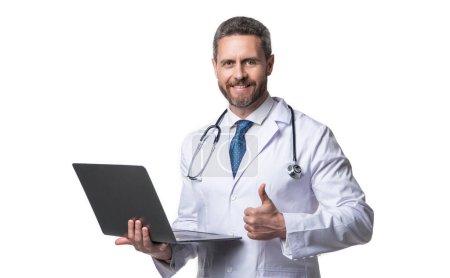 fröhlicher Arzt, der Heilung im Atelier anbietet. Arzt, der die Hintergründe erläutert. Foto des Arztes mit Laptop. Arzt wirbt für Gesundheit isoliert auf weiß.