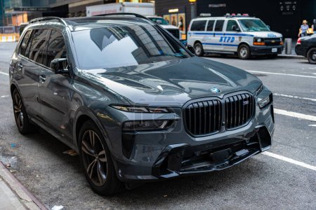 New York City, USA - 9. Juli 2023: BMW X7 Luxuswagen parkt Beifahrerseite.