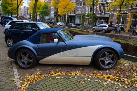 Foto de Amsterdam, Países Bajos - 15 de noviembre de 2021: Wiesmann GT MF5 roadster retro convertible classic sport car aparcado en otoño, vista lateral. - Imagen libre de derechos