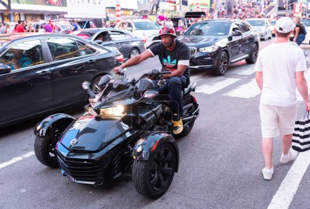 Téléchargez les photos : New York, États-Unis - 23 juillet 2023 : BRP Can-Am Spyder Roadster trike on the road, corner view. - en image libre de droit