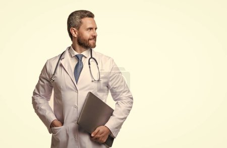 Téléchargez les photos : Concept de télésanté. médecin souriant tenir ordinateur portable pour la télésanté. travailleur médical pratiquant la télésanté. - en image libre de droit