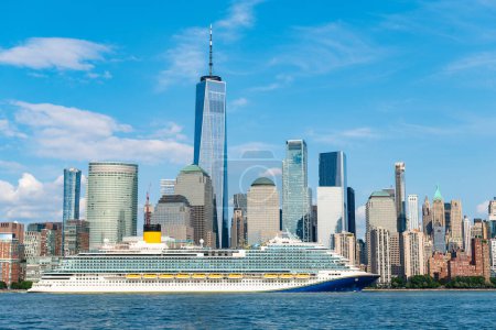 Foto de Crucero Nueva York. Skyline of New York Manhattan cruising on the Hudson River cruise liner. Cruceros en Nueva York - Imagen libre de derechos