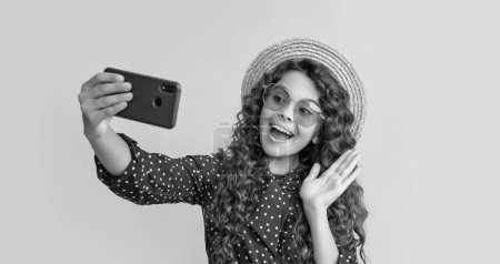Foto de Chica feliz con el pelo rizado tomar selfie en el teléfono. Hola.. - Imagen libre de derechos