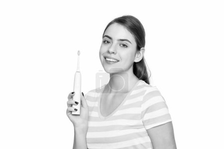 Téléchargez les photos : Happy girl with electric toothbrush isolated on white background. - en image libre de droit