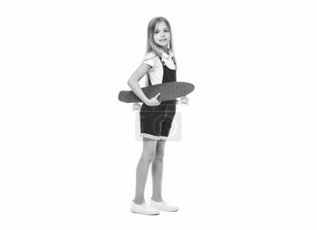 Téléchargez les photos : Longueur totale de jeune fille skateboard isolé sur blanc. adolescente skateboard en studio. adolescent fille skateboard sur fond. photo de jeune fille skateboard. - en image libre de droit