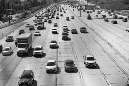 Téléchargez les photos : Los Angeles, Californie USA - 30 Mars 2021 : Interstate 405 avec trafic automobile, destination. - en image libre de droit