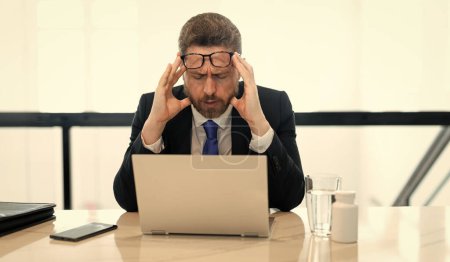 Téléchargez les photos : Surmenage épuisé fatigué homme d'affaires se sentent douleur de maux de tête ou de migraine. - en image libre de droit