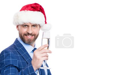Téléchargez les photos : Célébrez le Nouvel An. Joyeux Noël. Homme d'affaires au chapeau de Père Noël célébrant et acclamant. Amusant. Homme d'affaires en vacances. Un homme d'affaires boit du champagne à la fête de Noël. Publicité. - en image libre de droit