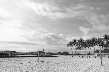 Téléchargez les photos : Terrains de beach-volley vides avec des filets pour l'activité de sport d'équipe à Miami South Beach Floride, États-Unis. - en image libre de droit