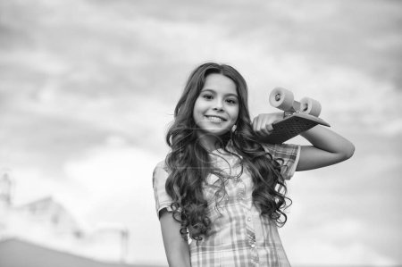 Téléchargez les photos : Heureux adolescent fille skateboard avec patineur. adolescente skateboard dehors. photo de jeune fille skateboard. adolescent fille skateboard extérieur. - en image libre de droit