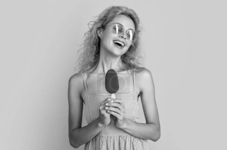 Foto de La foto de la mujer alegre con el helado en verano. mujer con helado aislado en amarillo. mujer con helado en el estudio. mujer con helado en el fondo. - Imagen libre de derechos