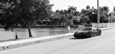 Foto de Miami Beach, Florida - 15 de abril de 2021: Ferrari SF90 Stradale rojo, vista de esquina. coche deportivo de lujo. espacio de copia. - Imagen libre de derechos