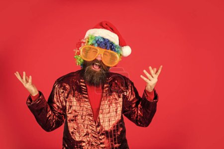 Téléchargez les photos : Désolé Père Noël, Naughty se sent bien. L'homme barbu fête Noël. Soirée de Noël. Esprit de Noël. Joyeux clown coiffure colorée. Homme drôle avec barbe. Vacances d'hiver. - en image libre de droit