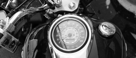 Custom Motorrad Lenker mit Drehzahlmesser und Tacho Steuerhebel detailliert.
