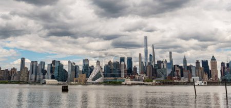 Téléchargez les photos : New York, États-Unis - 05 mai 2023 : Le paysage urbain de Manhattan est un rêve urbain devenu réalité, des immeubles de bureaux. - en image libre de droit
