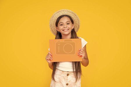 sonrisa chica adolescente con espacio de copia en papel naranja sobre fondo amarillo.