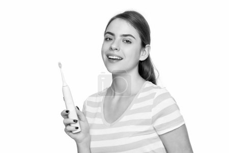 Téléchargez les photos : Cheerful girl with electric toothbrush isolated on white background. - en image libre de droit