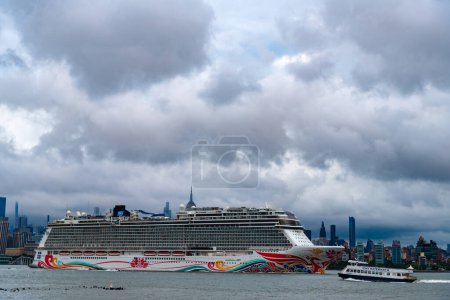 Foto de Nueva York, Estados Unidos - 11 de julio de 2023: Crucero Norwegian Joy Sailing next to Manhattan in New York. Skyline de Nueva York Manhattan navegando en el crucero del río Hudson NCL. - Imagen libre de derechos