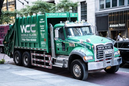 Foto de Ciudad de Nueva York, Estados Unidos - 09 de agosto de 2023: MACK Granite basurero servicio de basura basurero color verde, grupo WCC. - Imagen libre de derechos