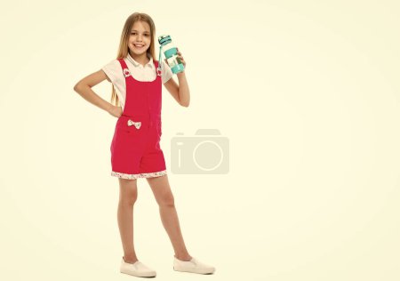 gesundes Teenie-Mädchen verspürt Durst isoliert auf weiß. gesundes Teenie-Mädchen verspürt im Studio Durst. Gesunde Teenie-Mädchen verspüren Durst im Hintergrund. Foto von gesunden Teenie-Mädchen Durst mit Wasserflasche.