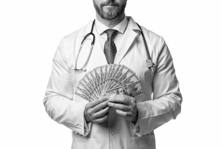 zugeschnittenes Foto des Arztes zeigt medizinische Kosten. Arzt zeigt Arztkosten isoliert auf weiß. Arzt zeigt Arztkosten im Studio. Arzt zeigt Krankheitskosten auf.