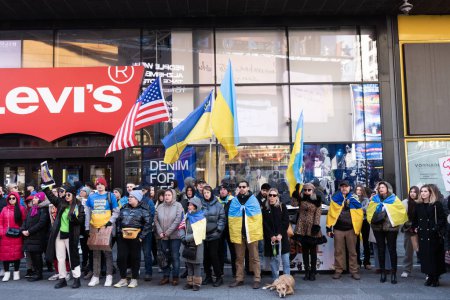Téléchargez les photos : NEW YORK, États-Unis - 24 février 2024 : Manifestation pacifique avec les familles et les enfants contre la guerre en Ukraine. 2 ans de pleine guerre avec la Russie. Ukraine guerre de Russie État terroriste. - en image libre de droit