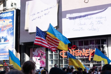 Foto de NUEVA YORK, Estados Unidos, Estados Unidos - 24 de febrero de 2024: Protesta pacífica con familias y niños contra la guerra en Ucrania. 2 años de guerra completa con Rusia. Ucrania Rusia guerra estado terrorista. - Imagen libre de derechos