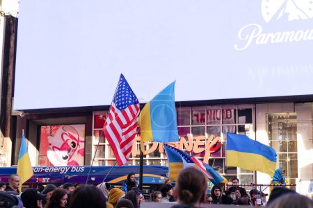 Foto de NUEVA YORK, Estados Unidos, Estados Unidos - 24 de febrero de 2024: Protesta pacífica con familias y niños contra la guerra en Ucrania. 2 años de guerra completa con Rusia. Ucrania Rusia guerra estado terrorista. - Imagen libre de derechos
