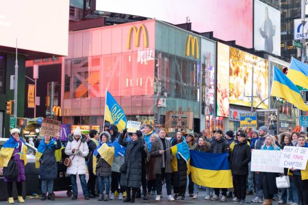 Téléchargez les photos : NEW YORK, États-Unis - 24 février 2024 : Manifestation pacifique avec les familles et les enfants contre la guerre en Ukraine. 2 ans de pleine guerre avec la Russie. Ukraine guerre de Russie État terroriste. - en image libre de droit