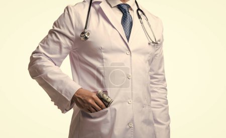 Ausgeschnittene Ansicht eines Arztes, der im Studio Bestechungsgeld nahm. Arzt nimmt Bestechung im Hintergrund an. Foto eines Arztes, der Schmiergeld nimmt. Arzt nimmt Bestechungsgeld an.