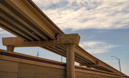 Die bauliche Überführung perspektivisch. Brückenüberführung. Bauliche Fahrbahn. Straßenkreuzung. Überflugarchitektur des Transportsystems. Brückenüberführung auf der Autobahn. Design der Skyway-Brücke.