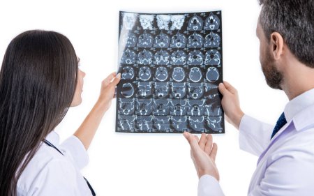 Zwei Ärzte halten Röntgenbilder in der Hand, die klinische Diagnosen stellen. Chirurg zeigt Frau Röntgenbild-Ergebnis Arzt Neurologe. Arzt analysiert Scan auf Krankheit. medizinische Diagnose. Diagnose und Behandlung.