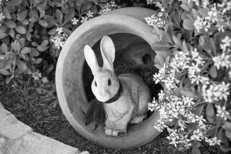 Figura de conejo en maceta de jardín. Escultura de conejo en el jardín. Estatua de conejo blanco con lazo rojo. Jardín conejo conejo decoración al aire libre.