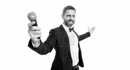 Lautsprecher mit Mikrofon im selektiven Fokus. Männer tragen Smoking im Studio. Sprecher Mann spricht in Mikrofon. Mann Lautsprecher isoliert auf weißem Hintergrund.