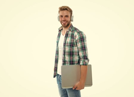 Positive Millennial Man Student auf Hintergrund. Millennial Man Student im Studio. Foto von Millennial Man Student mit Laptop. Millennial Man Student isoliert auf weiß.