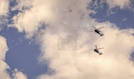 zwei Hubschrauberrotoren. Polizeihubschrauber. Helikopterflug. Hubschraubertransport. Hubschrauber fliegen in den Himmel. Banner aus dem Weltraum kopieren.
