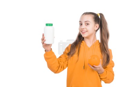 Vitaminprodukt präsentiert. Kind mit Pille mit Orangengeschmack. Brausetablette für Kinder. glückliches Mädchen präsentiert Multivitamin. Bio-Nahrungsergänzungsmittel. Wahl zwischen Naturprodukten und Pillen.