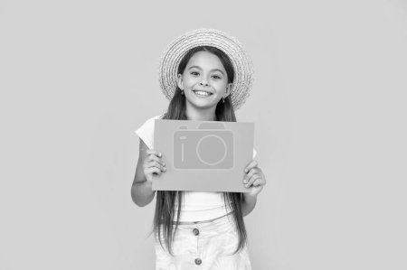 adolescent fille sourire avec copie espace sur papier orange sur fond jaune.