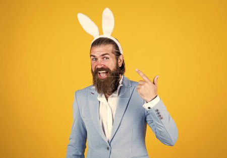 feliz Pascua guapo caucásico hombre de negocios con peinado de moda en la chaqueta, orejas de conejo.