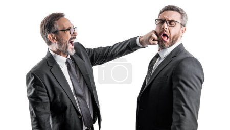 zwei kämpfende Geschäftsleute, die isoliert auf weißem Hintergrund zuschlagen. Geschäftsleute, die im Studio kämpfen. Geschäftsleute, die schreien. Foto von Geschäftsleuten, die mit Wut kämpfen.